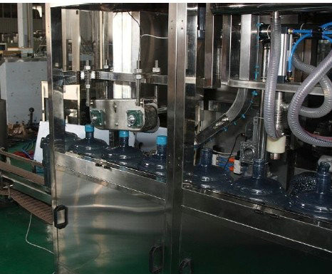 3 Gallonen-Mineralwasser-Füllmaschine, HAUSTIER Plastikfass-Füllungs-Maschinerie mit PLC-Steuerung