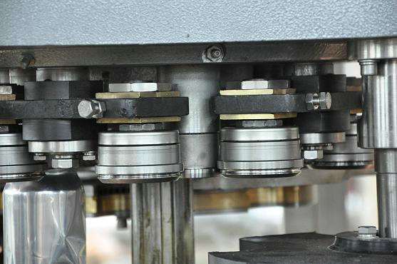 Flüssige Getränke machen füllende Dichtungs-Maschine mit Edelstahl-Material, Normaldruck ein